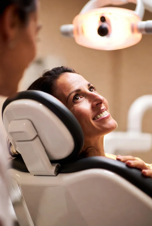 Paciente sonriendo tranquila tras tratamiento de conducto — Ulloa Clínica Dental, 50 años en Naucalpan